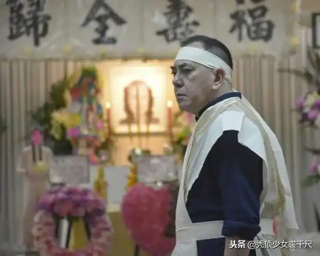 黄秋生今日为去世母亲设灵 刘德华刘青云陈冠希送花圈告别