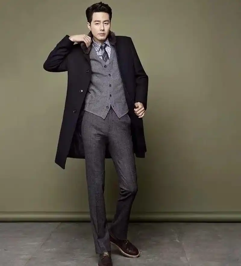 赵寅成西装写真照