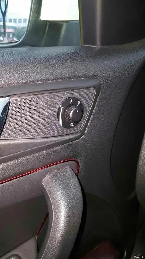 后视镜调节按钮怎么拆啊?