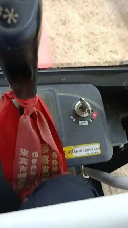 履带式收割机带驾驶室!忙起来真的是生活工作两不误!-度小视