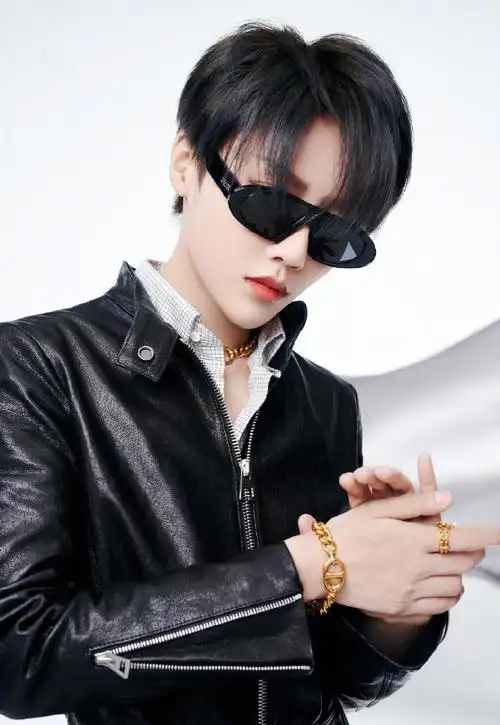 刘雨昕酷飒魅性感图片写真25