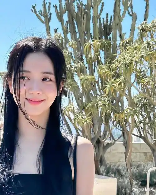 虽然金智秀是女团出身,但是妥妥的长了一张演员脸