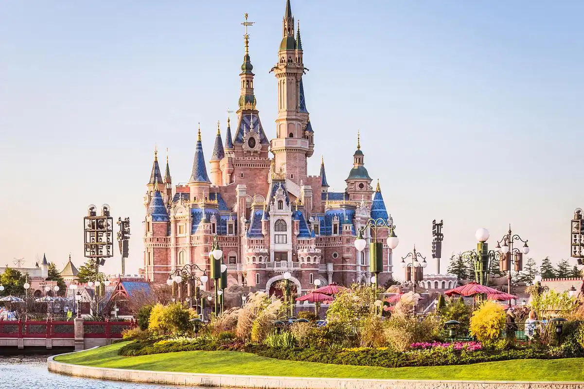 上海迪士尼乐园是国内首座迪士尼主题乐园,拥有七大主题园区,提供丰富