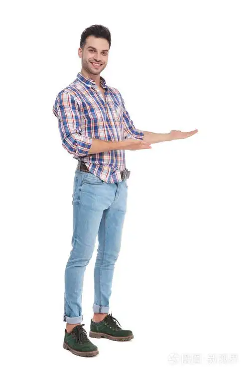 微笑的休闲男子穿着蓝色跳棋的衬衫站在白色的背景和呈现到侧面