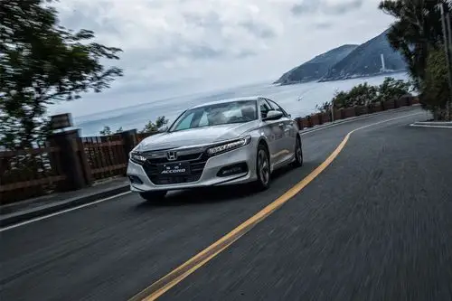 十代雅阁:没毛病,挺好开