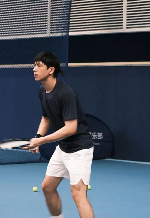 #李现深夜晒八块腹肌#