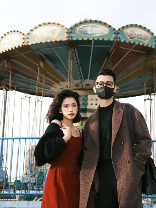 情侣去游乐园拍照氛围感真的绝了