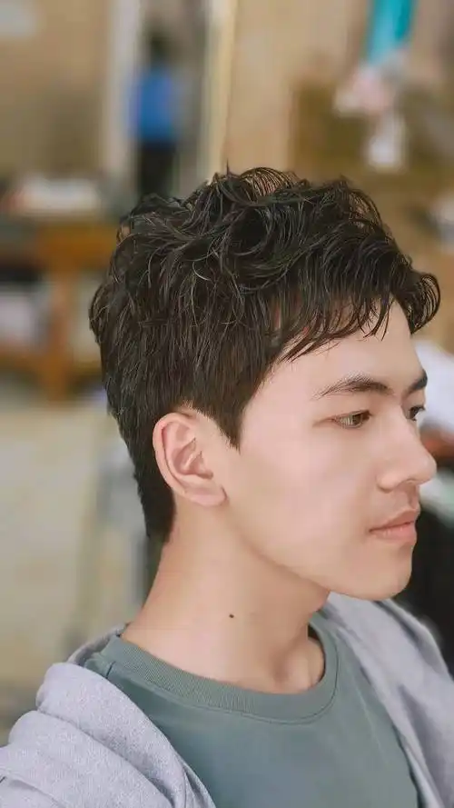 原创男士发型指南别乱剪选择适合你的发型展现帅气与精神