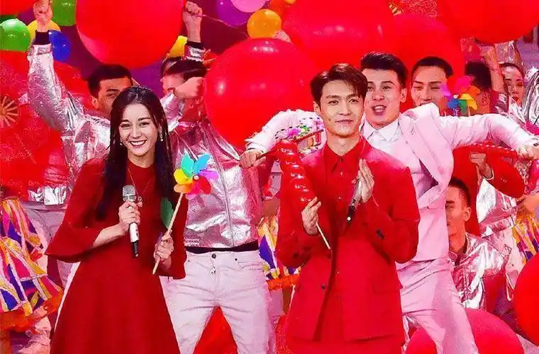舞台还是穿红裙,男搭档却换了,不过都是一线男明星_张艺兴_王源_红色