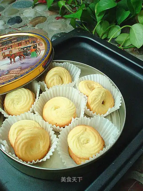 貌似花纹不是特别清晰,还待改进,放凉后装在曲奇饼干盒子里几乎可以乱