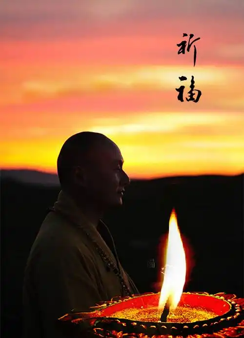 晚霞下的喇嘛祈福海报背景psd