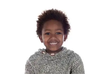 美丽的美国黑人儿童,灰色羊毛衫隔离在白色背景上照片
