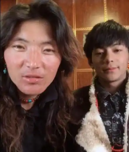 丁真全家基因有多强舅舅神似郑伊健弟弟还长着一张超模脸