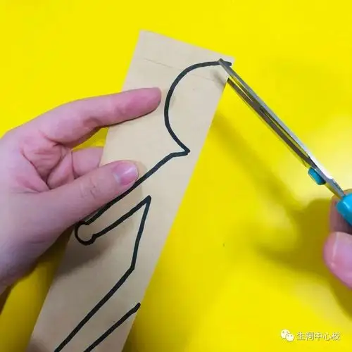 再画上半个小人后对称剪下来.