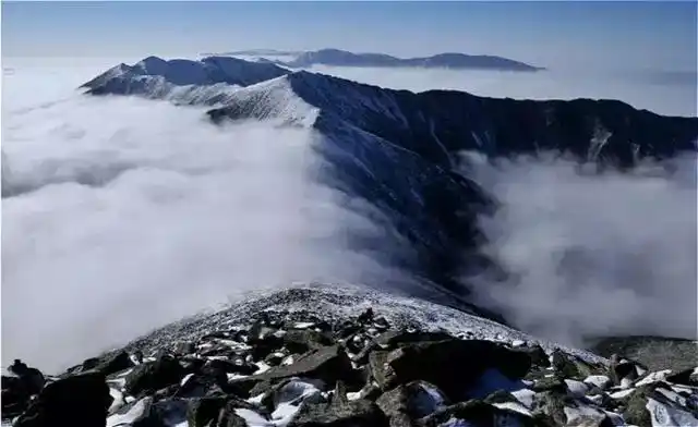 秦岭山脉作为中国地理中部大山最重要的分水岭,其特殊的地理位置和多