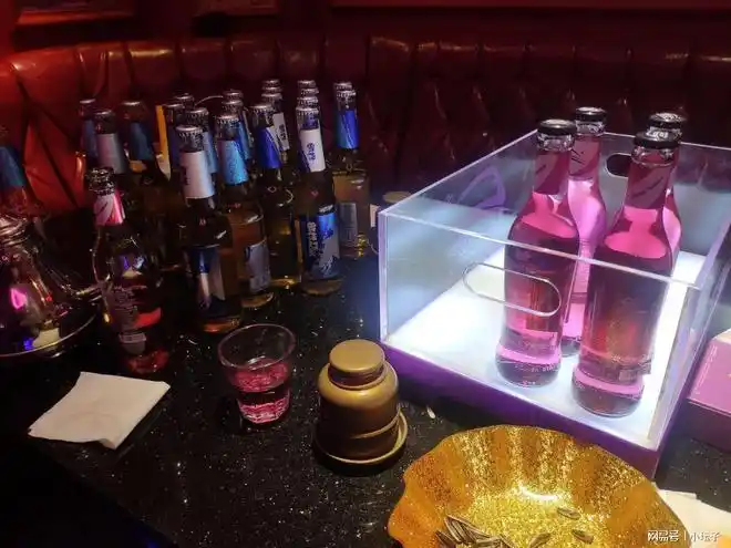 闺蜜开车路过一家ktv时,与其她两位闺蜜商量去kvt唱歌喝酒