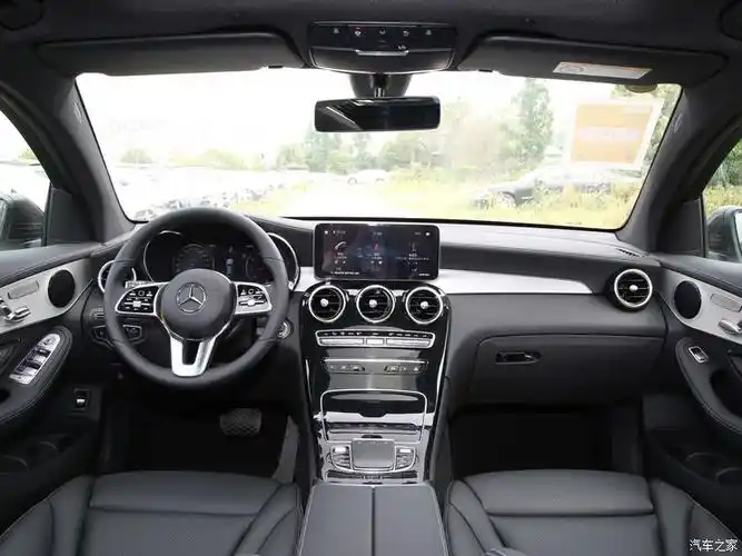内饰方面,跟glc普通版基本相同,12.3英寸的全液晶仪表盘,11.