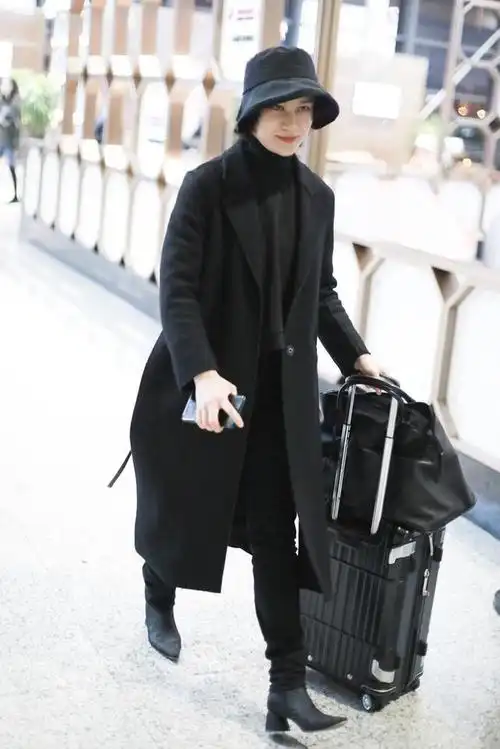尚雯婕全黑look走机场,棒球夹克配牛仔裤,酷帅有型气场足_黑色