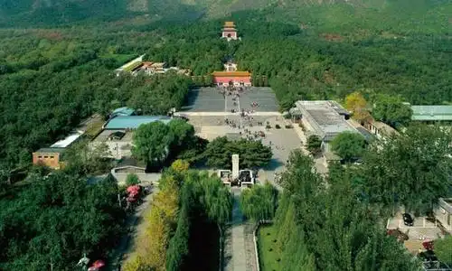 航拍明十三陵的整体图片.