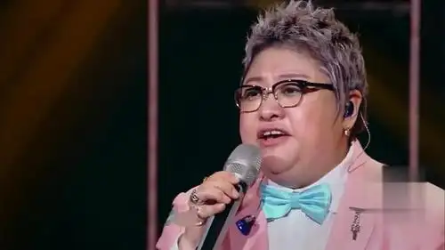 韩红现场演唱《那片海》堪称演唱教书,被高校多次选用