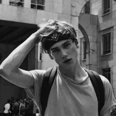 黑白欧美男生头像大图少年与梦