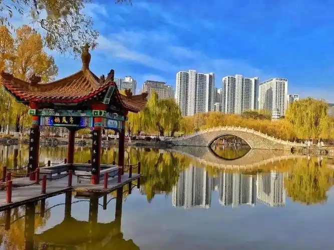 西宁人民公园,秋色美到极致,景色迷人,风景如画