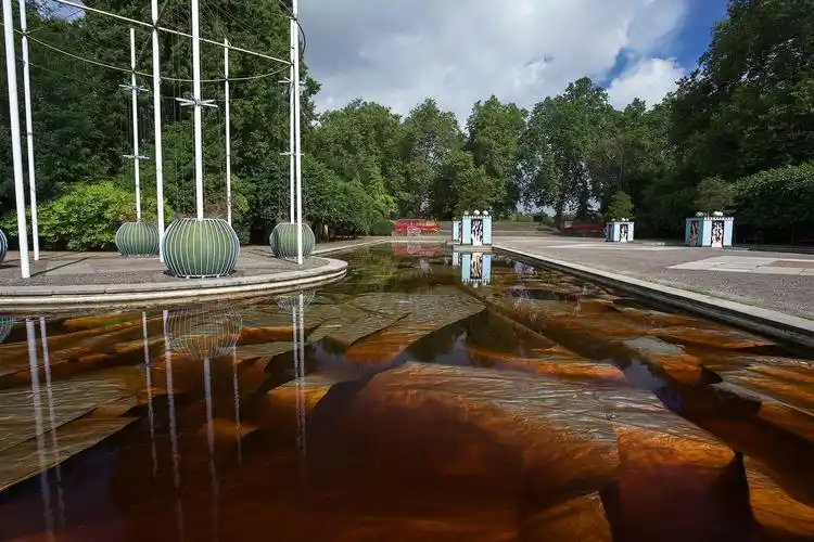 这座碧池是个艺术装置