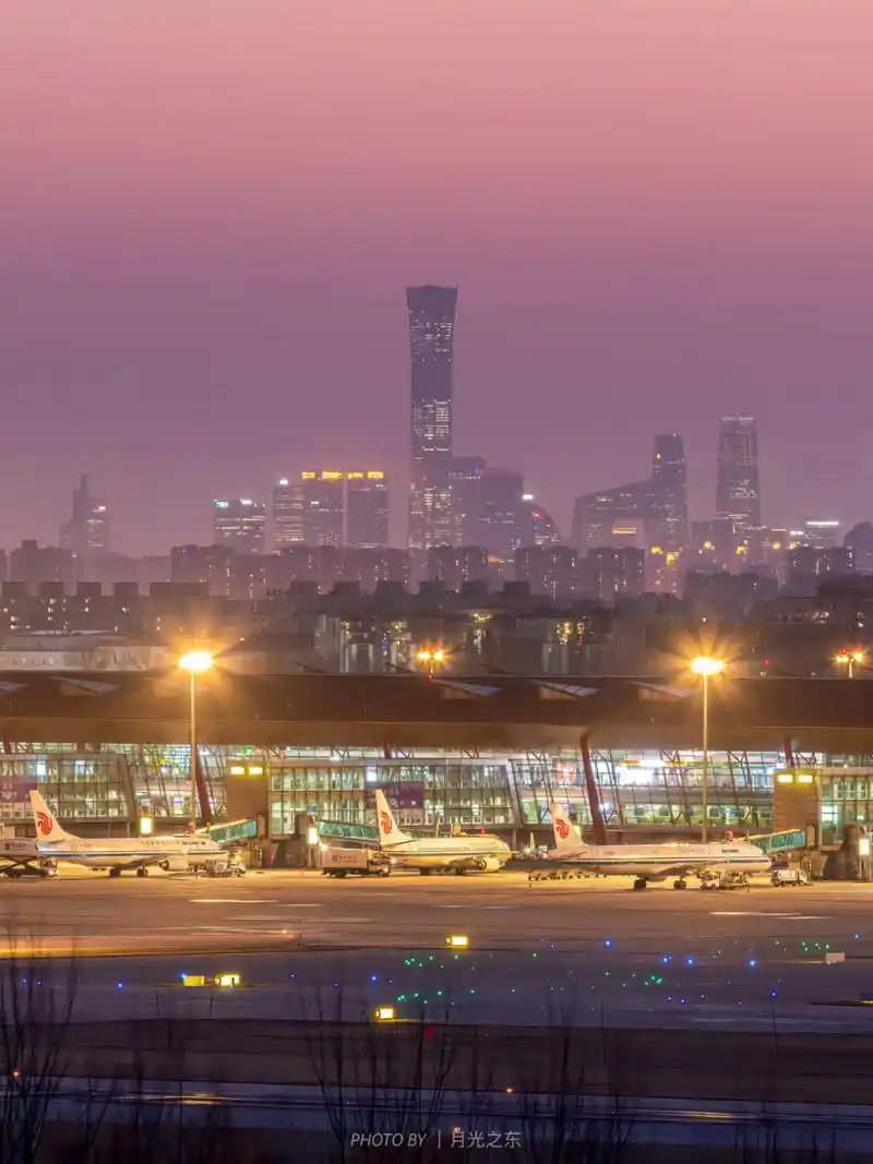 跑道上还有星星点点的小灯光,很是漂亮[大笑][大笑][大笑] 	 #北京