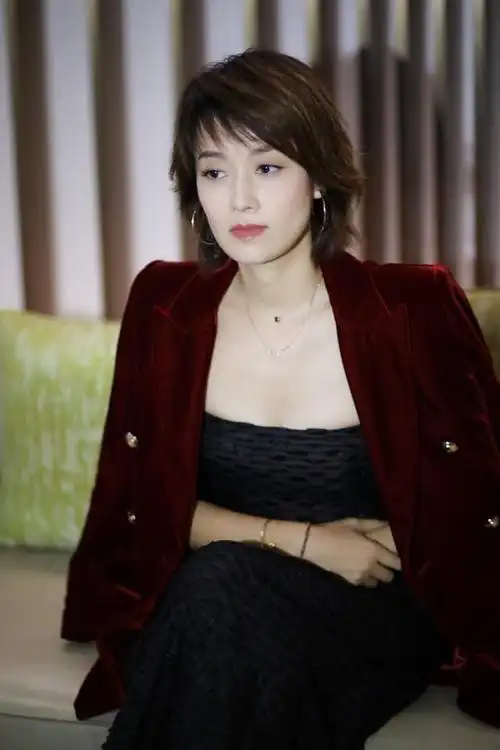 马伊琍长相虽然古典穿衣却很现代丝绒连体裤配挑染发型真个性