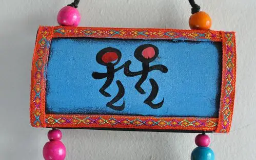 这款彩绘东巴面具,创作灵感源于丽江东巴族图腾,造型夸张,色彩丰富