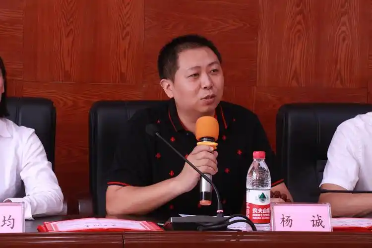 副校长杨诚宣读重庆市人力资源社保局致全市技工院校的一封慰问信