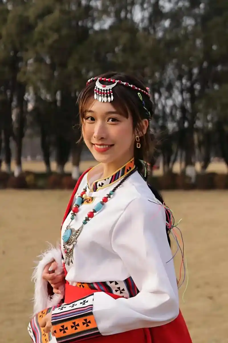 扎西德勒.#藏服写真 #少数民族风情 #藏族姑娘 #美女 # - 抖音