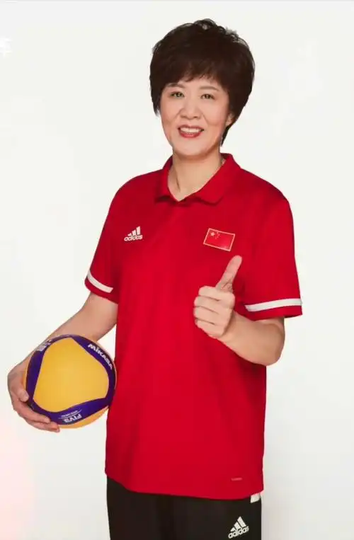 气场强大!女排主帅郎平定妆照出炉,英姿飒爽明艳动人