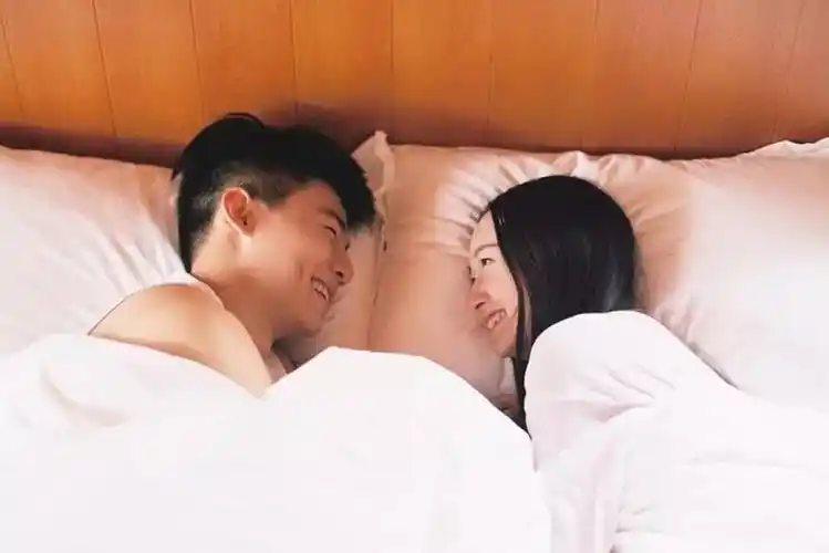 在卧室里拍情侣照,能让甜蜜度和亲密度也是只属于你们两个人的秘密