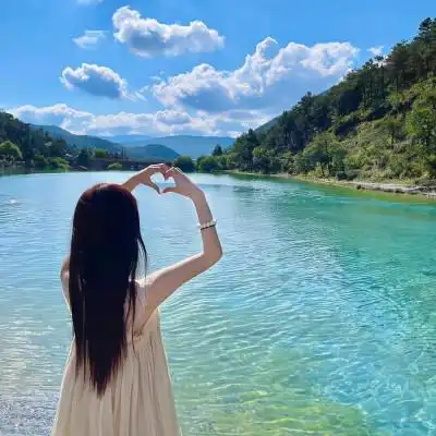 女生海边背影头像唯美 高清漂亮女人看海的背影图片头像_女生头像_头