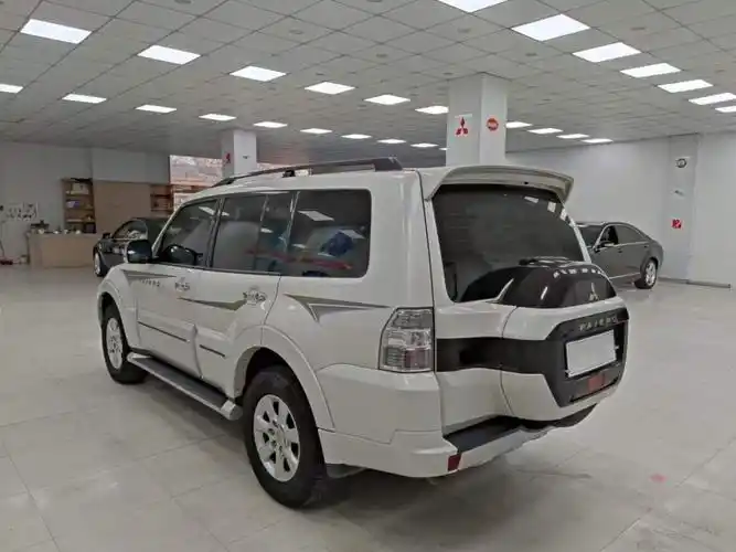 三菱 帕杰罗  2020款  3.0l 自动尊贵版图片