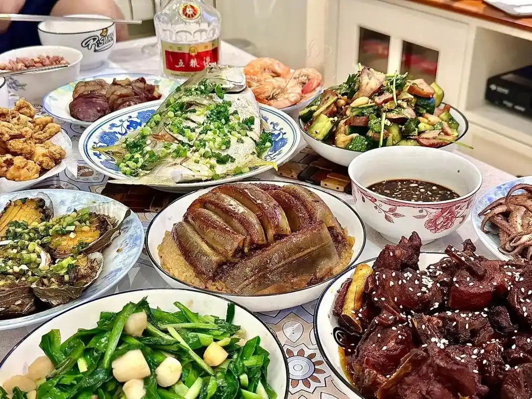 大家新年快乐,年夜饭很好吃,在老哥家过的,但是我想问这饺子谁 - 抖音