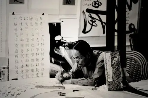 最常见的,是老人伏案写字卖字,淡泊明志,宁静致远