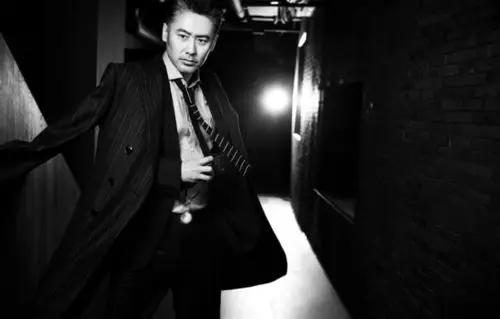 吴秀波登封面 眼神犀利散发王者气度(2)