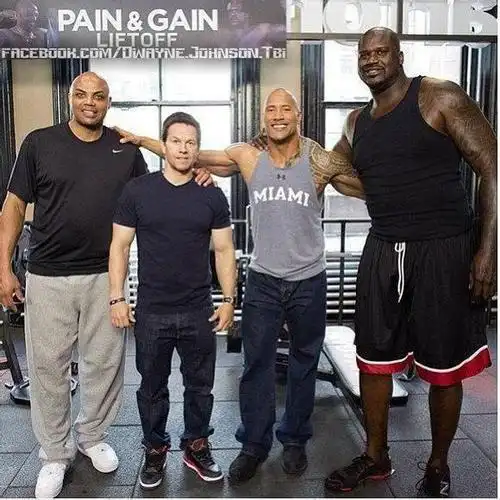 强森和奥尼尔合照图对比 揭秘巨石强森肌肉是怎样炼成的