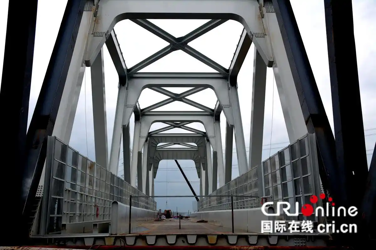 梅汕高铁上跨厦深高铁钢桁梁成功就位-国际在线