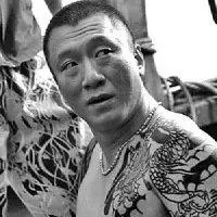 黑社会满身纹身孙红雷头像