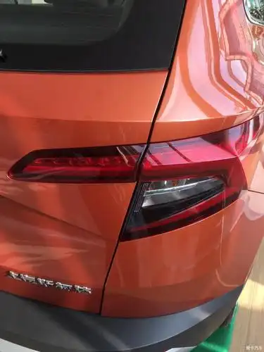 c型led尾灯颇具辨识度,灯腔内设计了许多交错的棱线,点亮后仿佛盛满