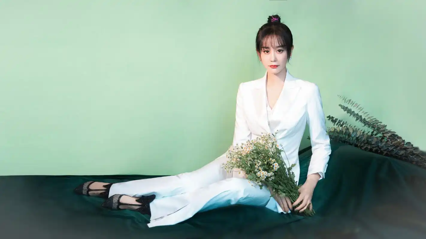 169cm海陆又美又飒!一身白色西装优雅高级,留空气刘海甜美灵动