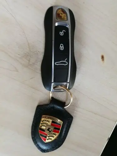 西安市雁塔区20193月捡到一个保时捷车钥匙