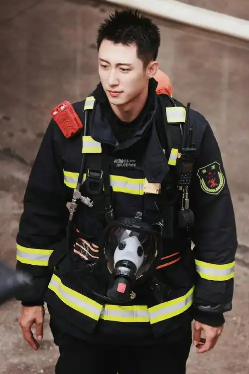 火光导演等黄景瑜四年##29岁黄景瑜遇到29岁林陆骁