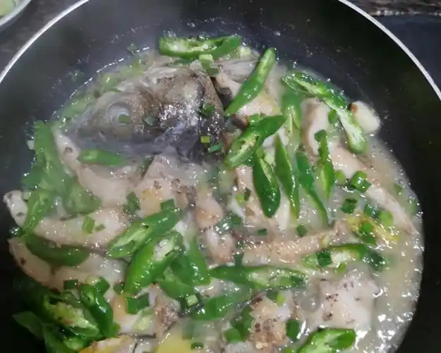 青椒焖草鱼的做法