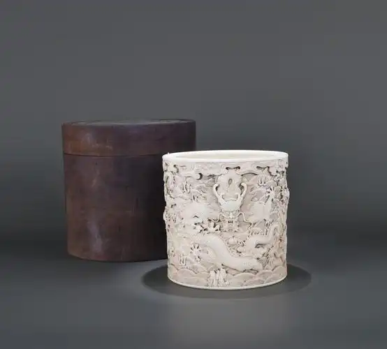 旧藏王炳荣雕瓷云龙纹笔筒带原盒