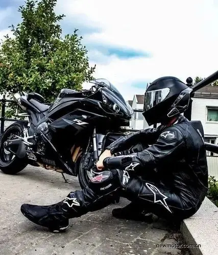 40岁的他开始骑摩托车了