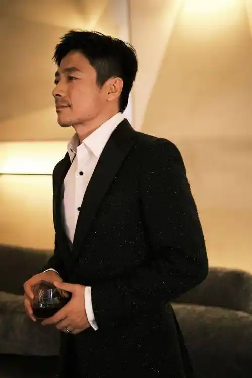 祖峰12届北京电影节开幕式西装造型写真 尽显成熟男人魅力_国际_写真